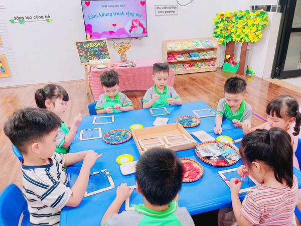 Làm khung tranh tặng bà tặng mẹ