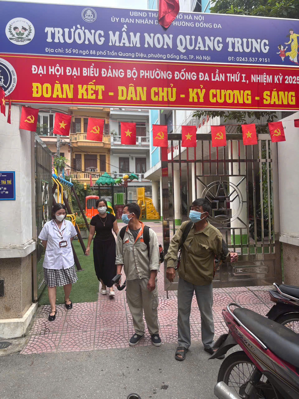 TRƯỜNG MẦM NON QUANG TRUNG PHỐI HỢP TRẠM Y TẾ PHƯỜNG ĐỐNG ĐA PHUN THUỐC MUỖI – PHÒNG CHỐNG SỐT XUẤT HUYẾT, BẢO VỆ SỨC KHỎE HỌC SINH